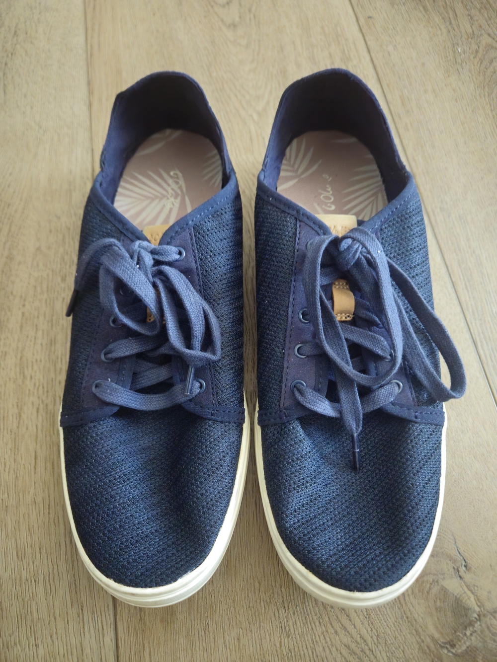 OluKai Women's Navy and Tan Palm-Print Insole Sneakers